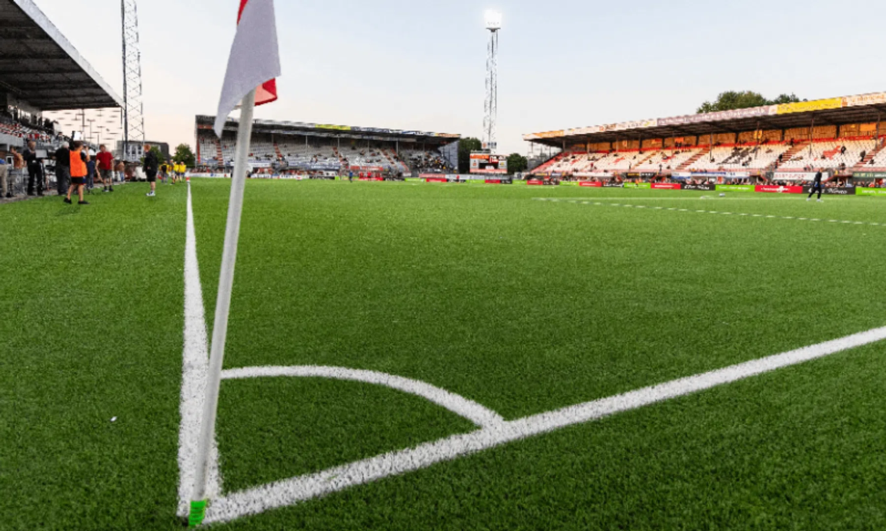 De opstellingen van FC Emmen en Vitesse