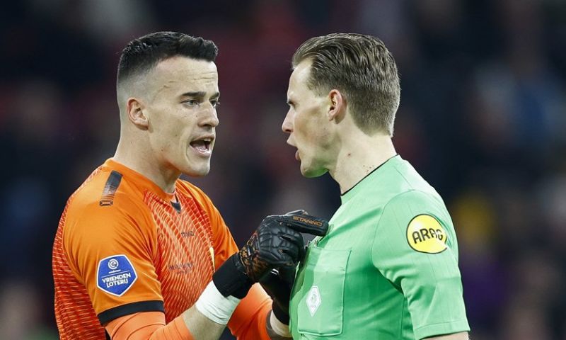 RKC-keeper Vaessen slaat terug naar scheldende Ajax-fans