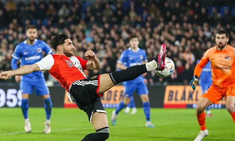 Feyenoord dwingt AZ op de knieën