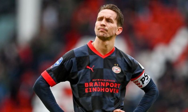 Afellay ziet PSV afhaken, Van der Vaart haalt gelijk over De Jong