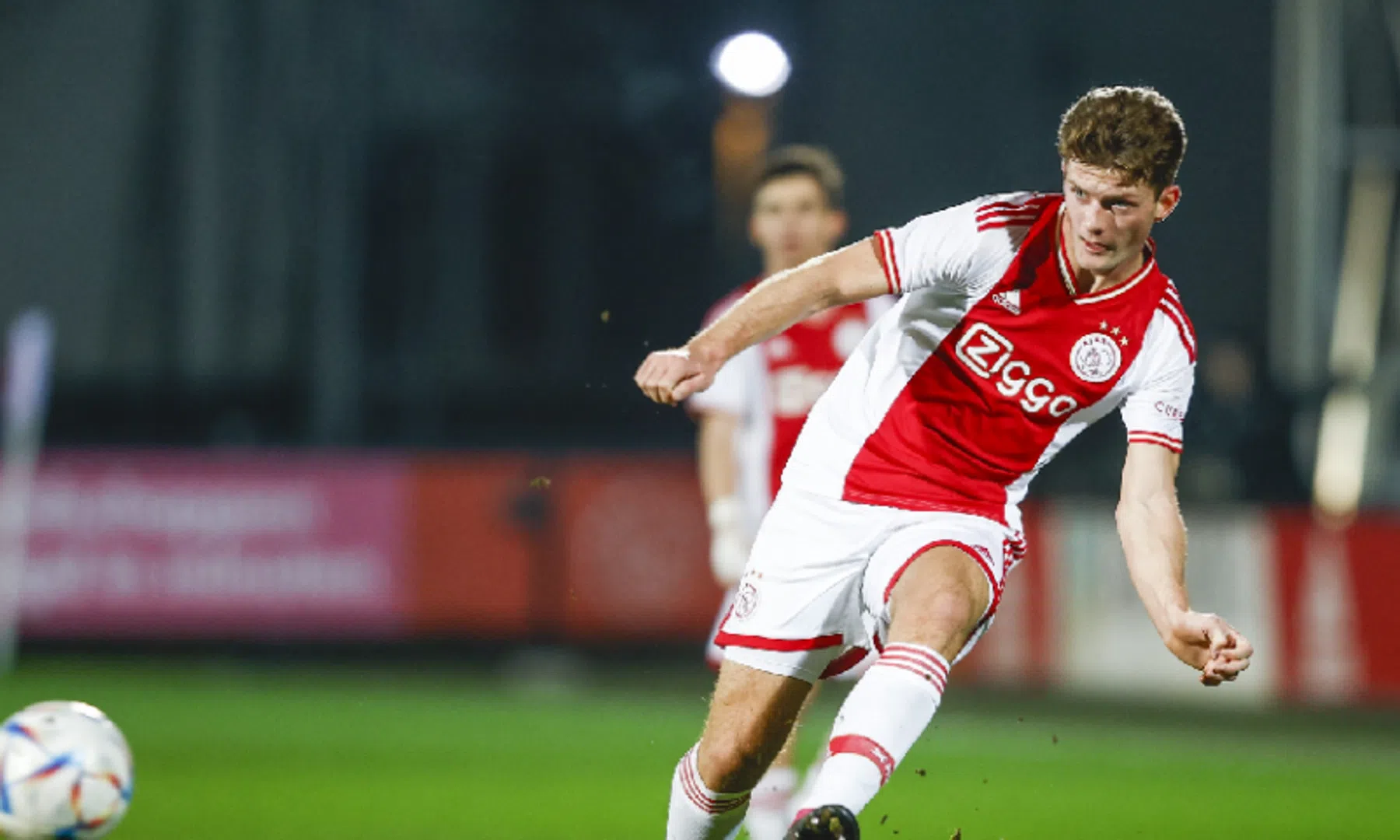 Ajax komt met contractnieuws: veelbelovend talent tekent bij in Amsterdam