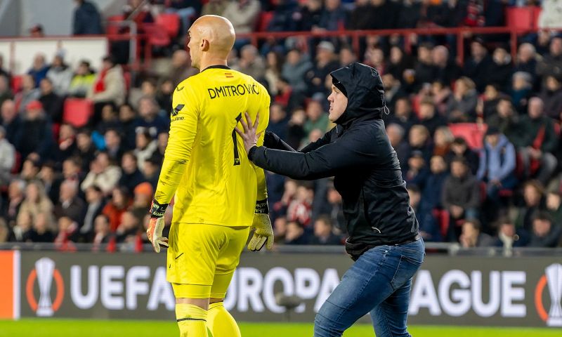 Sevilla-keeper reageert na aanval PSV-fan