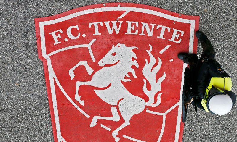 Drie fans FC Twente vast na mishandelen en op spoor gooien van 61-jarige steward