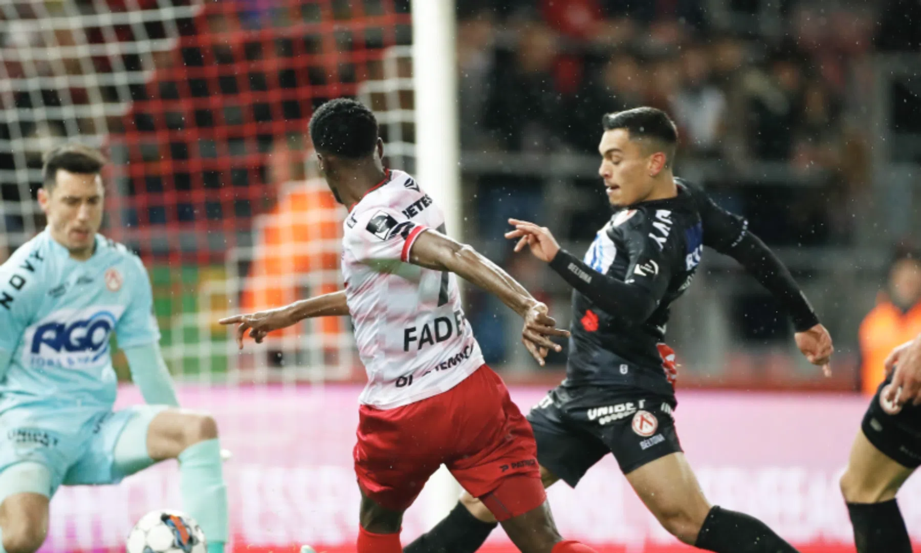 Zes doelpunten in waanzinnige derby tussen Zulte-Waregem en KV Kortrijk