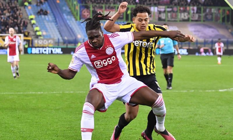 Verbazing om reserverol Bassey bij Ajax