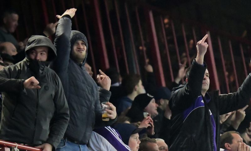 Spelersbus Standard bekogeld door Anderlecht-hooligans: 