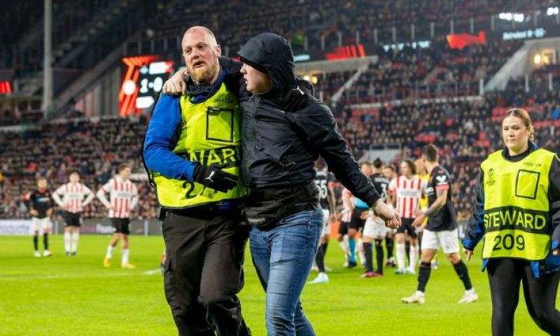 'Nagelbijten in Eindhoven: PSV moet langer wachten op vonnis rond veldbestormer'