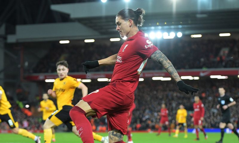 Liverpool doet dankzij trefzekere Van Dijk goede zaken en klimt naar plaats zes