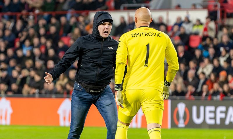 Buitenspel: PSV-fans steken Sevilla-doelman na veldbestorming hart onder de riem