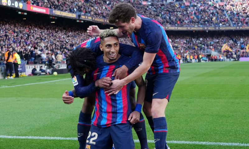 Tiental van Barcelona wankelt maar valt niet bij kleine overwinning op Valencia