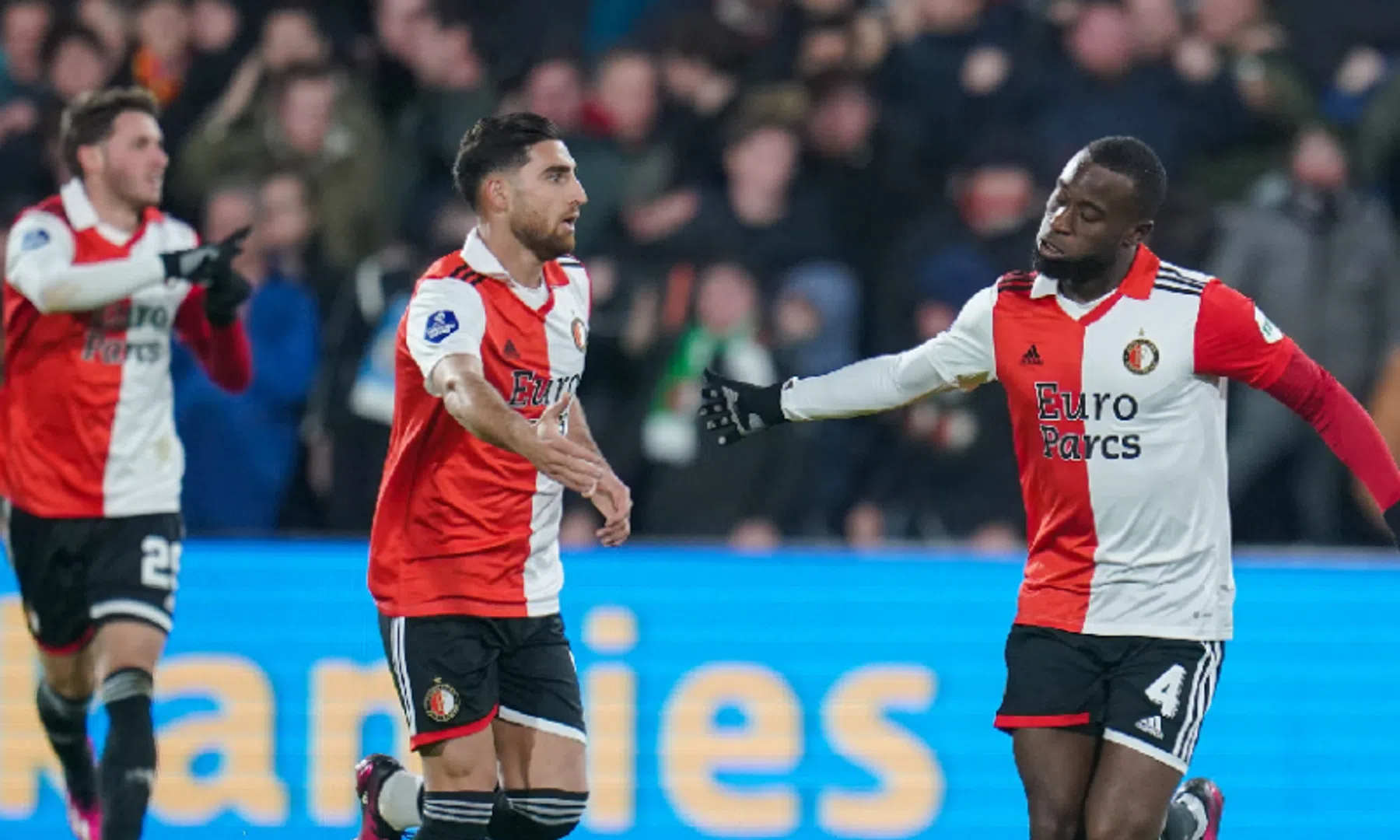 Feyenoord worstelt opnieuw, maar wint toch en gaat als koploper naar Amsterdam