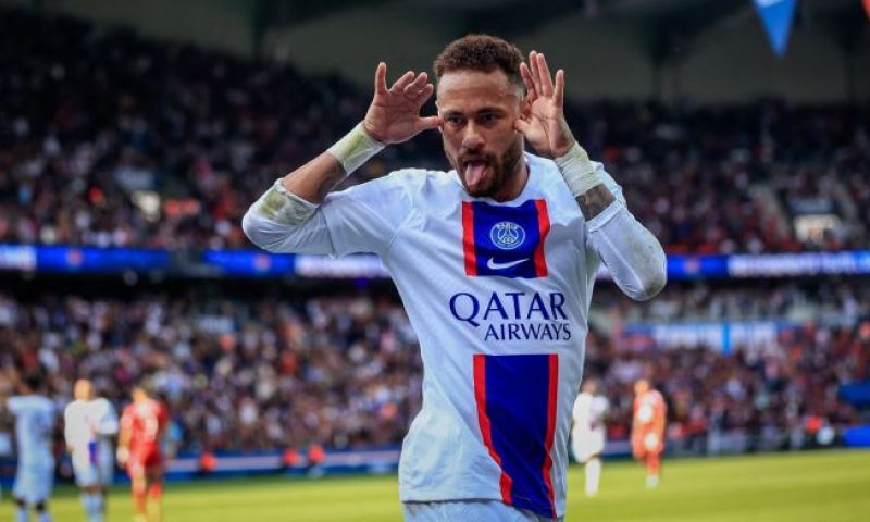 'Neymar stelt geïnteresseerde clubs teleur en wil loopbaan afsluiten in Parijs'