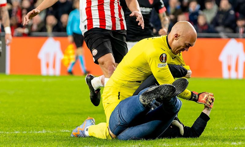 Van de gekke: Sevilla-keeper Dmitrovic wéér slachtoffer van supportersgeweld