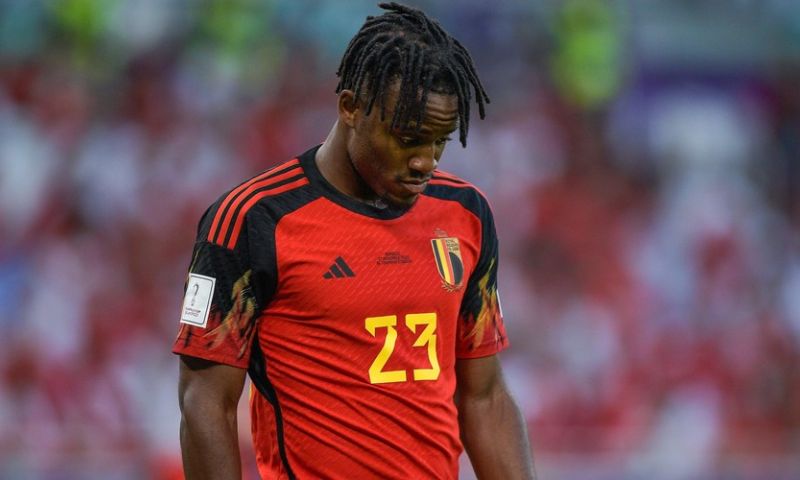 Batshuayi met draagberrie van het veld