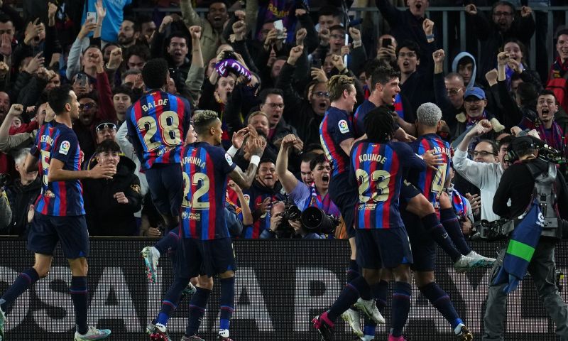 Barça viert feest: Catalanen winnen Clásico na knotsgekke slotfase, titel dichtbij