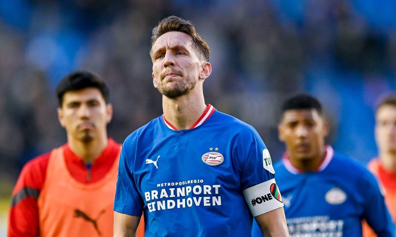 Teleurstellend PSV raakt verder achterop in titelrace: 'Dit is verschrikkelijk'