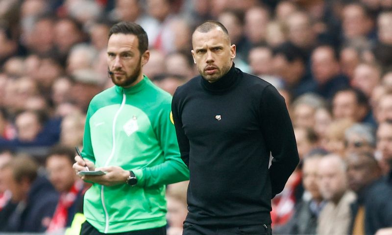 Heitinga ziet meerdere dingen fout gaan bij Ajax: 'Van binnen kook ik wel'