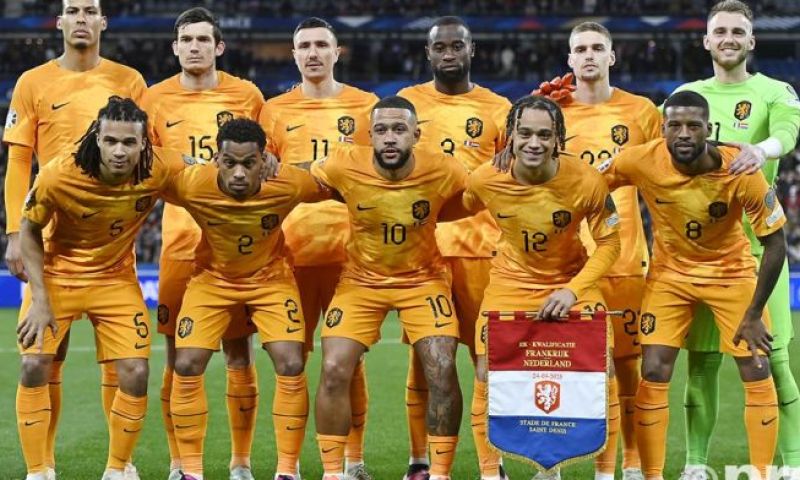 Van der Vaart en Van Hooijdonk zien weinig lichtpuntjes Oranje