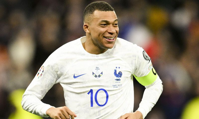 Kersverse aanvoerder Mbappé krijgt complimenten : 'Geweldig van begin tot eind'