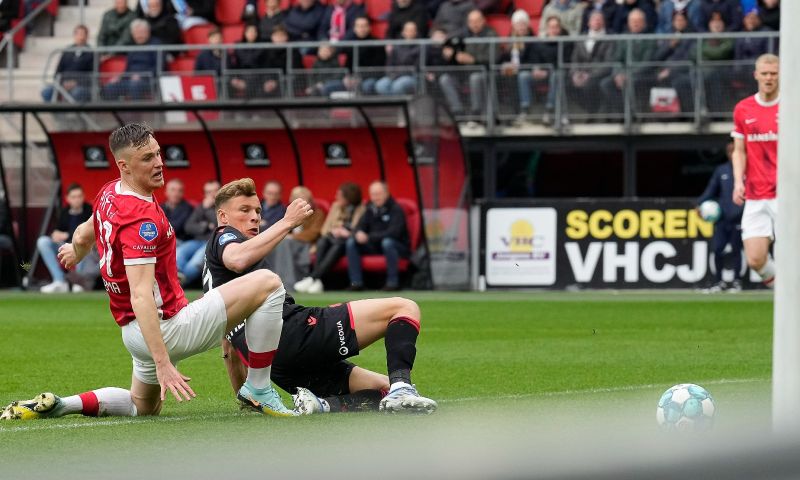 Fans van Heerenveen misdragen zich bij AZ, wedstrijd werd tijdelijk gestaakt