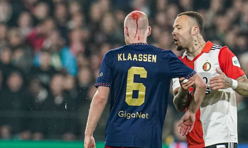 Kwakman wijst naar spelers in Klassieker: 'Dan vallen er maar vijf rode kaarten'