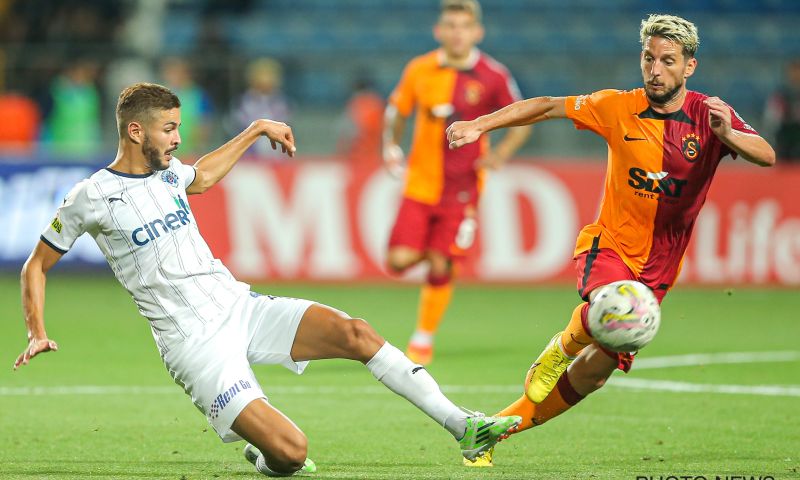 Mertens ziet doelpunt afgekeurd worden en gaat onderuit tegen Januzaj