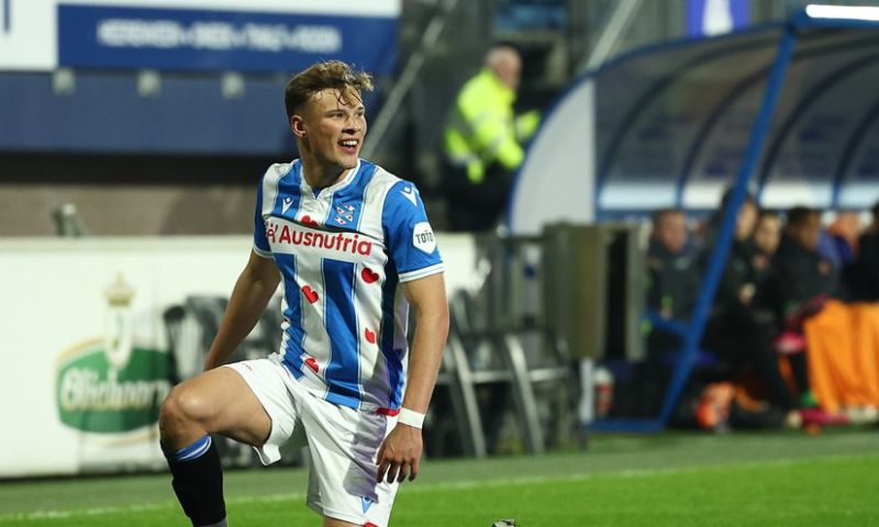 Van Hooijdonk in bloedvorm: Heerenveen-spits legt Volendam over de knie