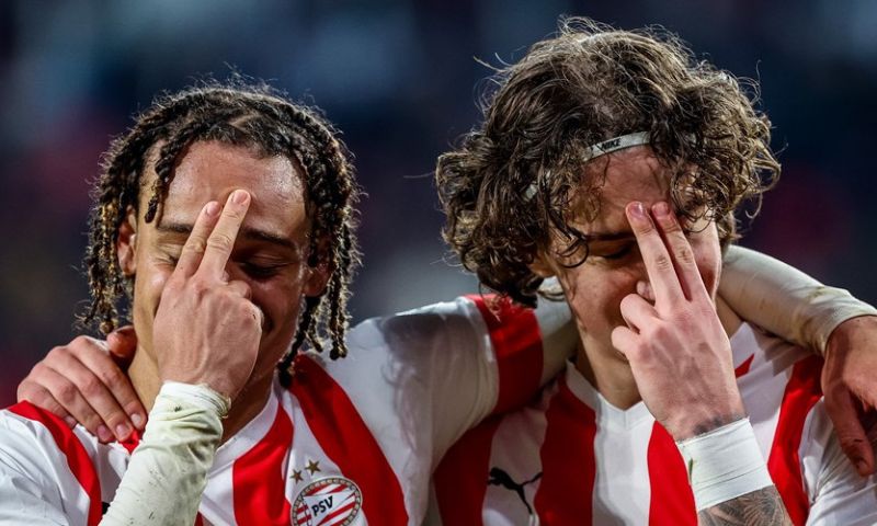 Simons neemt PSV bij de hand: Excelsior met ruime cijfers verslagen