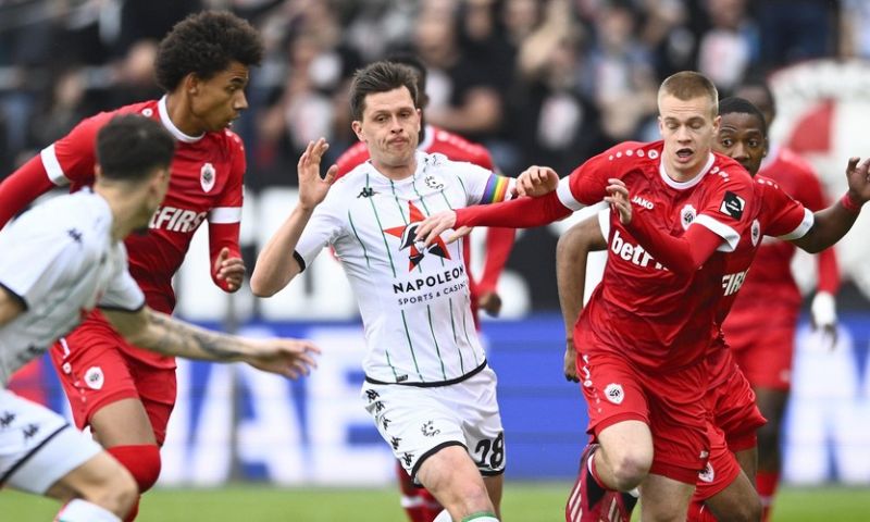 Antwerp wint na discutabele penalty van Cercle