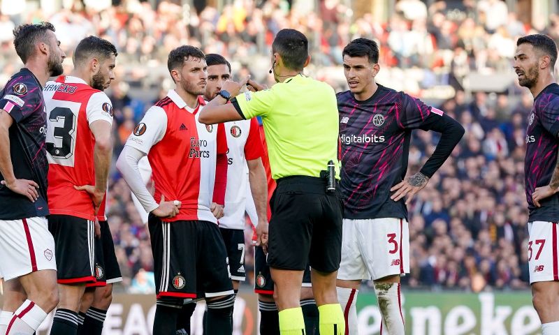 Verbazing om bizarre Roma-penalty tegen Feyenoord: 'Ze doen allemaal maar wat'