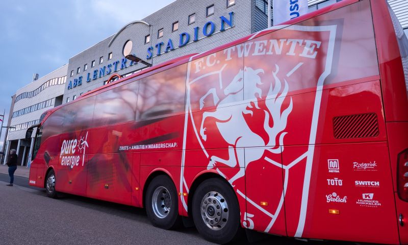 Speler FC Twente onwel in spelersbus