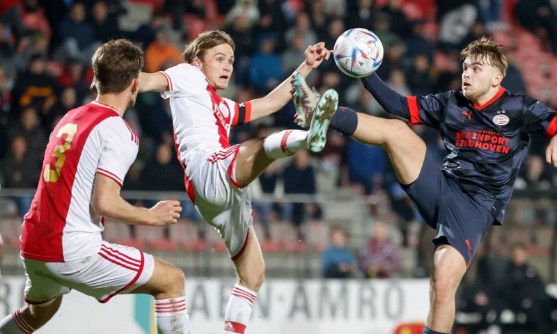 Spektakelstuk tussen beloftenteams: Jong Ajax verslaat Jong PSV in negenklapper