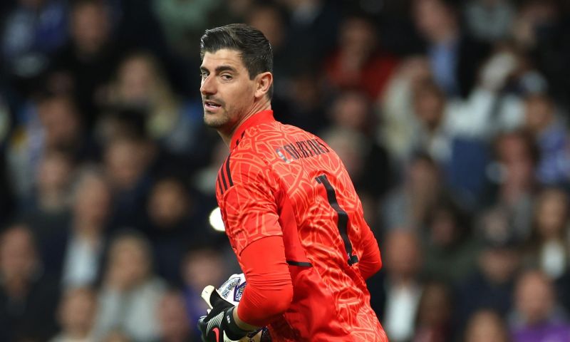 Courtois kust Real-embleem voor aanhang Chelsie dat hem al jaren snake noemt