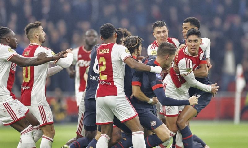 Cruciale topper in Eindhoven: Ajax en PSV strijden om tientallen miljoenen euro's