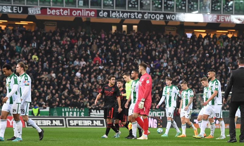 FC Groningen - NEC definitief gestaakt nadat grensrechter bekogeld wordt met beker