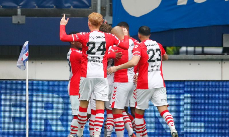 Topscorer Van Hooijdonk ziet Emmen belangrijke overwinning op bizarre wijze boeken