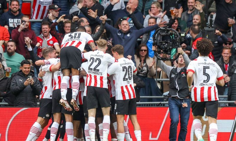 PSV is Ajax voor de derde keer de baas: ruime winstpartij na verhitte clash