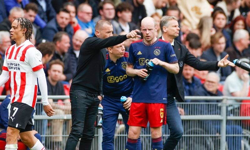 Van Hooijdonk laat geen spaan heel van 'beschamend' Ajax én Heitinga