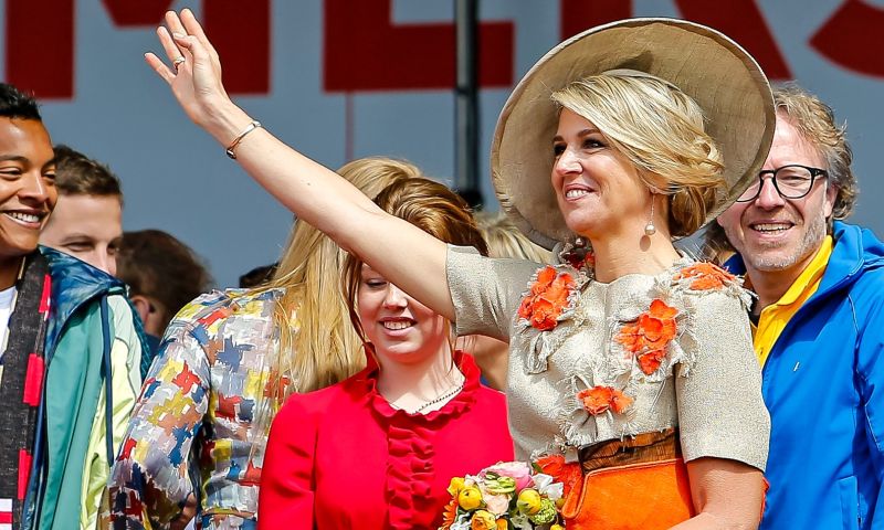 Buitenspel: Máxima bevestigt op Koningsdag clubvoorkeur met Feyenoord-sjaal