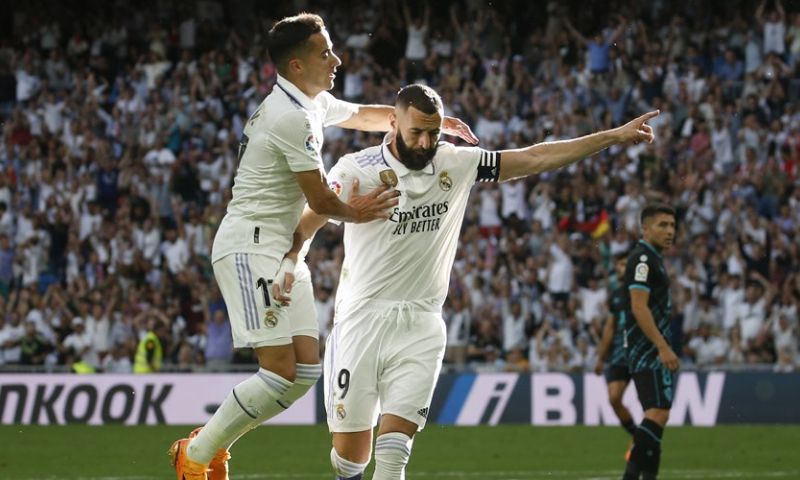 Hattrickheld Benzema leidt Real naar zege, laat spektakel bij Roma-Milan