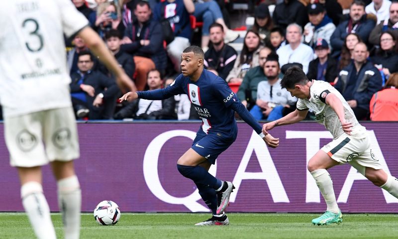 Blamage in eigen huis: tiental PSG onderuit ondanks bizarre treffer Mbappé