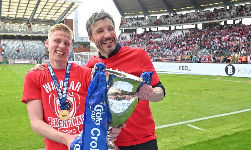 Van Bommel wijst naar Overmars na eerste prijs