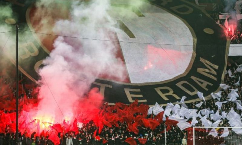 Feyenoord-fans hekelen nieuwe shirtsponsor Prijsvrij: 'Laat grappen maar komen'