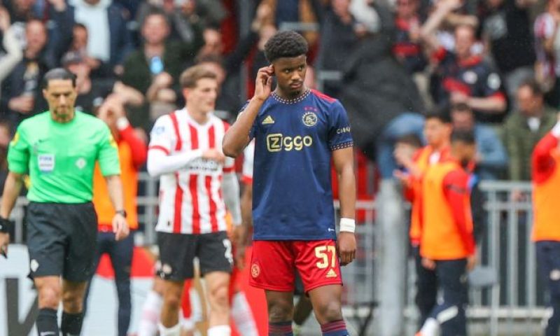 Ajax-talent Hato kijkt naar Aké en Martínez: 'Daar wil je ook naar toe'