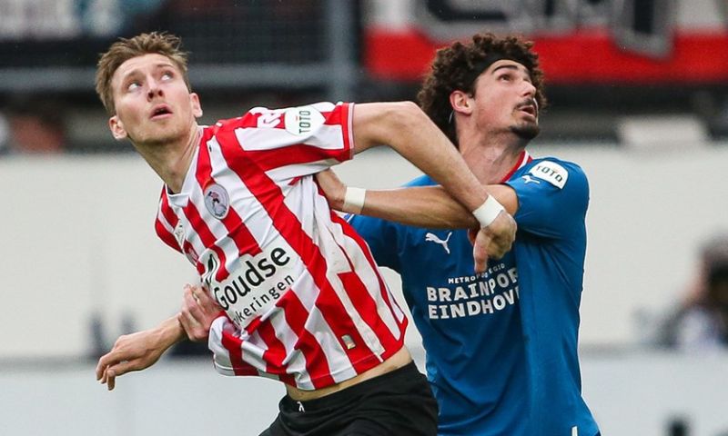 Sparta-spits Lauritsen gaat in op PSV-interesse: 'Ik zie het als een compliment'