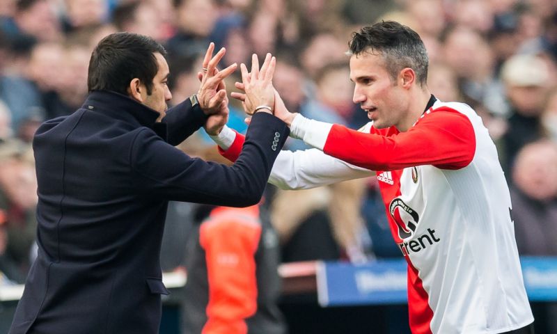 Feyenoord neemt voorschot op kampioenschap en laat 'iconen' schaal uitreiken