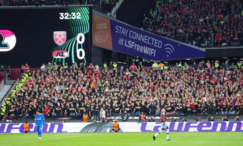 Familieleden AZ-spelers, trainers en directieleden belaagd door West Ham-fans