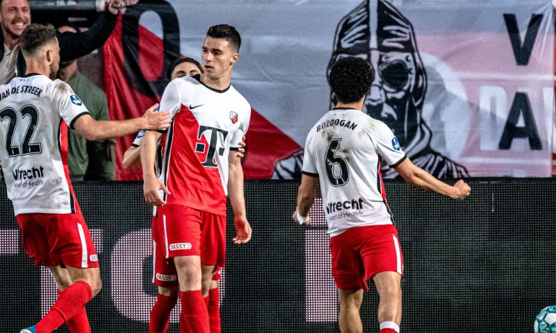 Wéér gaat het fout: FC Utrecht - RKC tijdelijk gestaakt door voorwerp op het veld