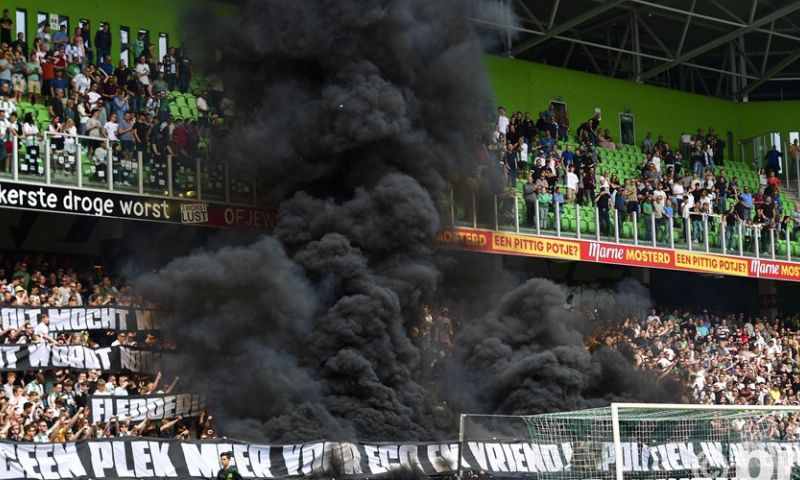 Bizar: FC Groningen -  Ajax razendsnel gestaakt door rookbommen