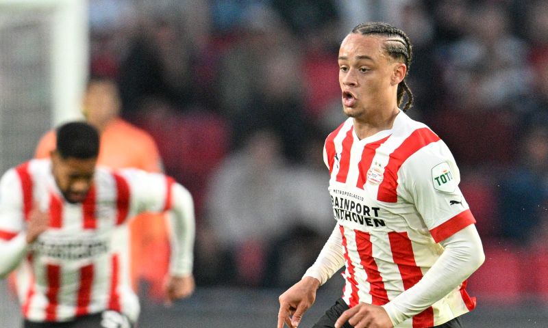 PSV ontsnapt aan duur puntenverlies dankzij kanonskogel Simons